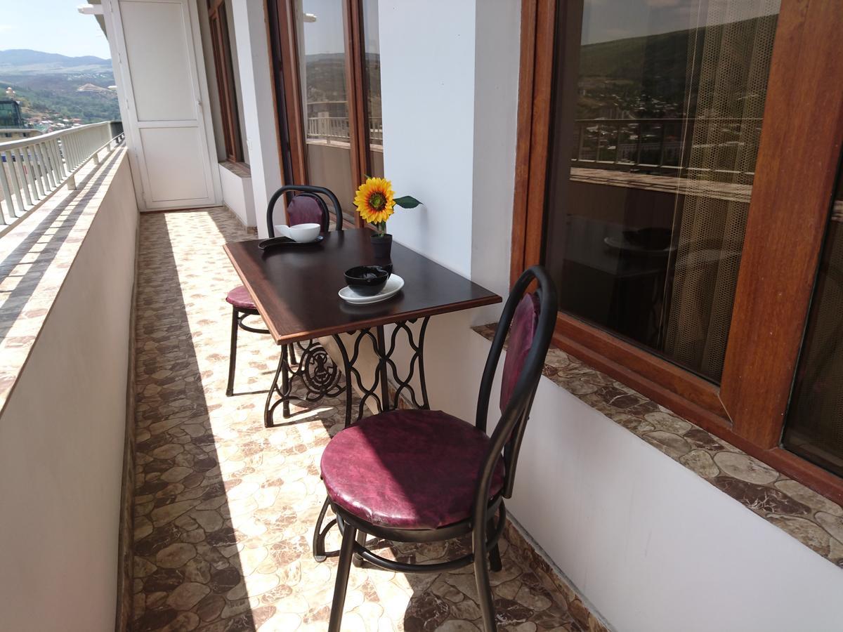 Spacious 2 Bedroom Apartment Tbilisi Exterior foto